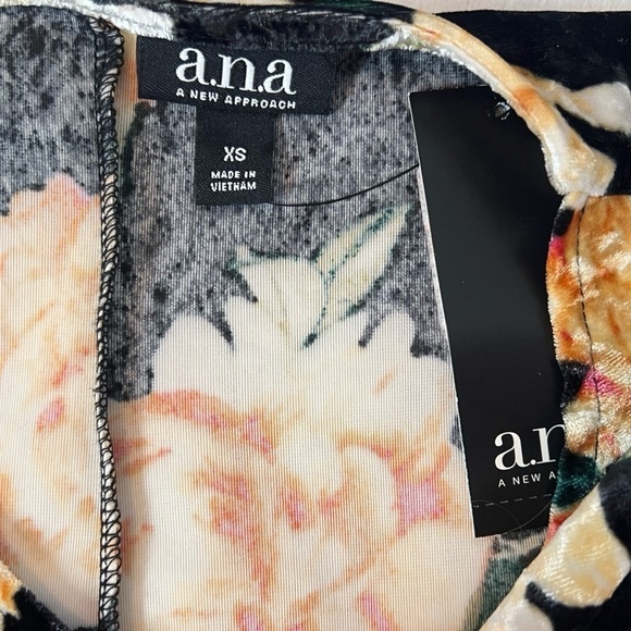 NWT a.n.a. Velour Floral Flutter Cap Sleeve Pullover Blouse Top Black Orange XS - Picture 6 of 7